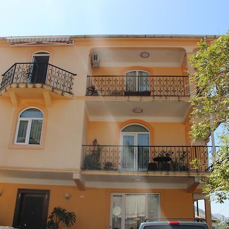 Yellow House - Vaja Sarpi Bagian luar foto